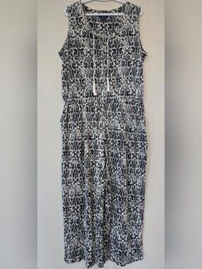 D&CO BEACH SIZE LARGE PETITE. Black & White Sleeveless wide Leg Jumpsuit.Pockets